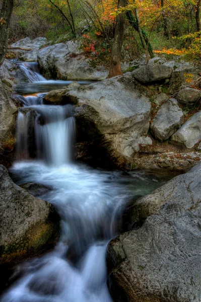 Cascata in un piccolo torrente — Foto Stock