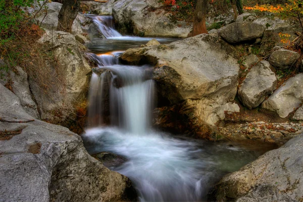 Wasserfall in einem kleinen Bach — Stockfoto