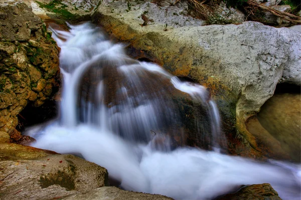 Wasserfall in einem kleinen Bach — Stockfoto