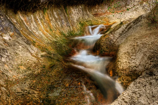 Водопад в маленьком ручье — стоковое фото