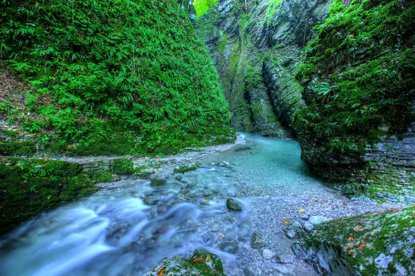 Gorge - ruisseau Emerald dans un canyon étroit — Photo