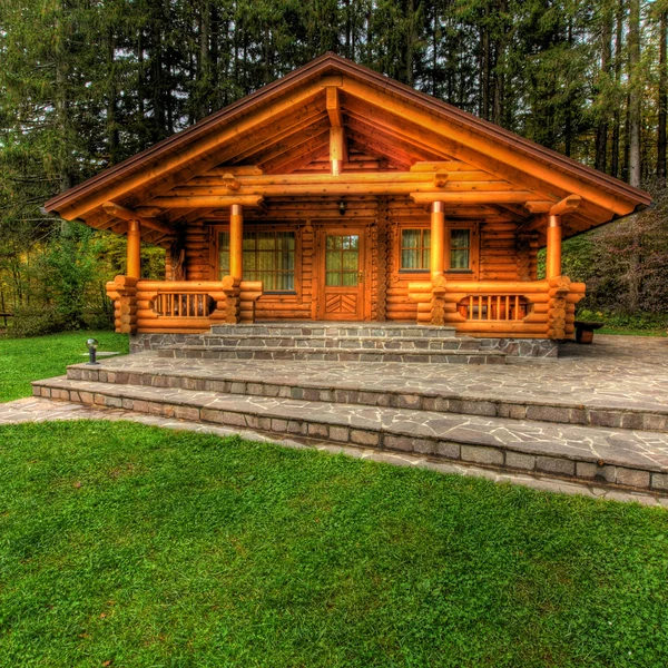 Апартаменты для отдыха - деревянный коттедж в лесу — стоковое фото