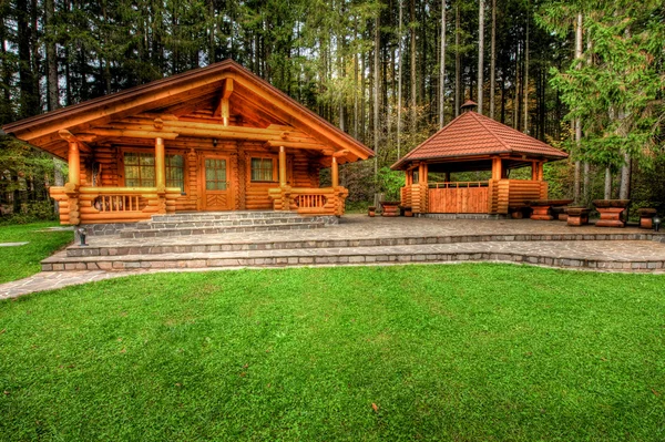 Apartament - drewniany domek w lesie — Zdjęcie stockowe