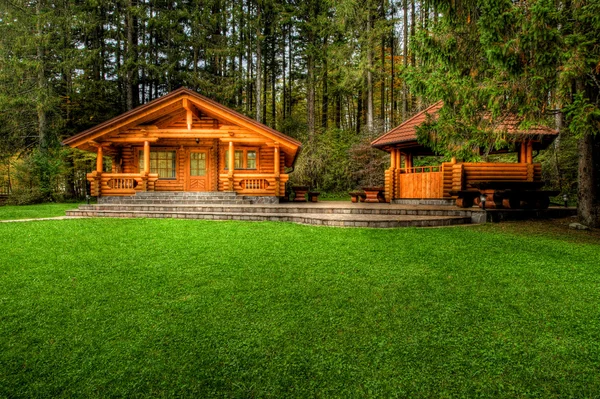 Apartamento de férias - casa de campo de madeira na floresta — Fotografia de Stock