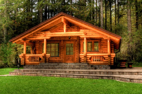 Apartament - drewniany domek w lesie — Zdjęcie stockowe