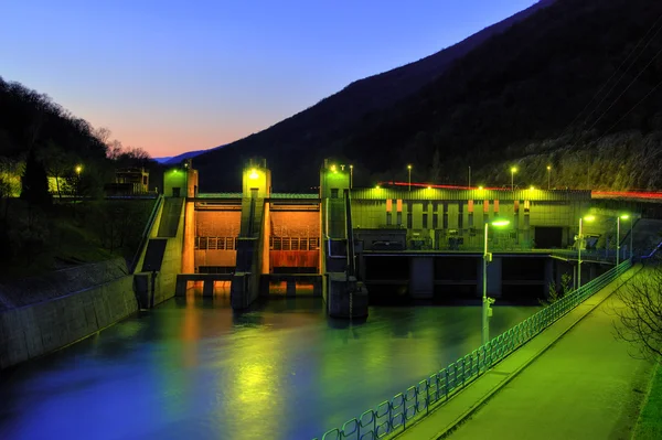 Central hidroeléctrica ao entardecer — Fotografia de Stock