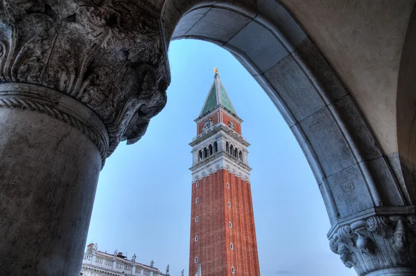 Колокольня на площади Св. Марка в Венеции — стоковое фото