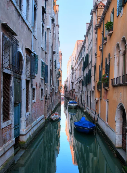 Smal kanal i Venedig med några båtar i gryningen — Stockfoto
