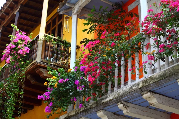 Balkong med blommor. spanska koloniala hem. Cartagena de indias, colombia. — Stockfoto