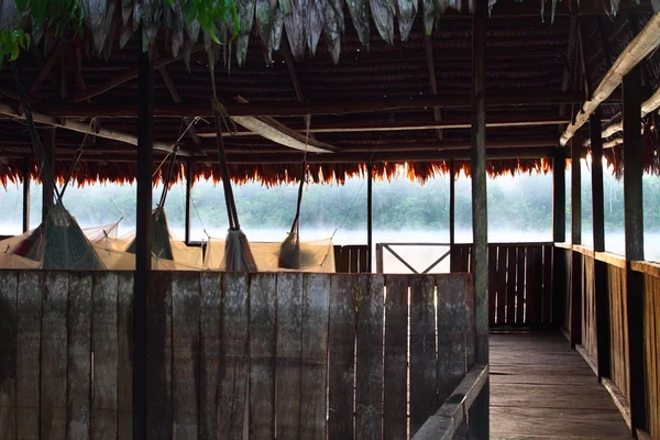 Intialainen yhteisö Perun Amazon — kuvapankkivalokuva