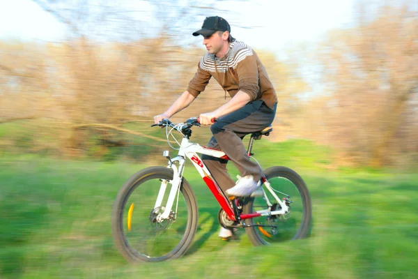 Genç bisikletçi ile büyük bir hızla yola gider. — Stok fotoğraf