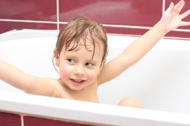 banyo dışında seyir ve gülümseyen şirin üç yaşındaki kız