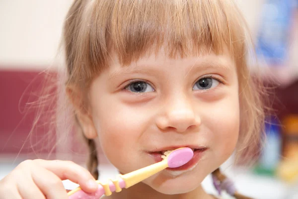 若い女の子が彼女の歯を磨く — ストック写真