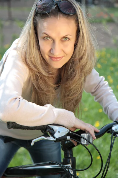 自転車を持つ若い女性の屋外の撮影 — ストック写真