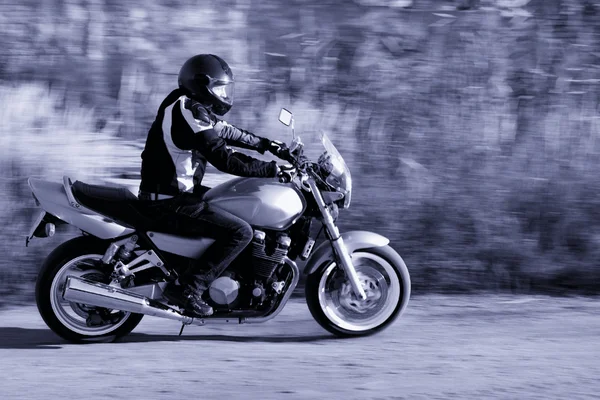 在路上骑摩托车的人 — 图库照片