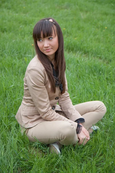Ein Porträt einer schönen asiatischen Frau im Freien — Stockfoto