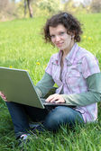 a tavaszi réten egy laptop lány