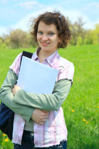 Vrouwelijke tiener student in park — Stockfoto