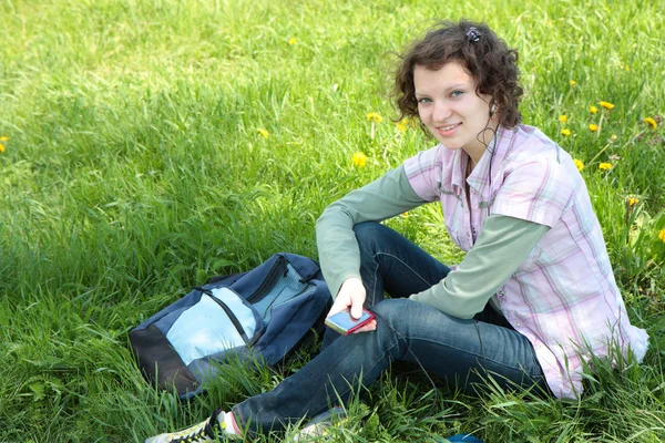 年轻有吸引力的女孩在公园听音乐 — 图库照片