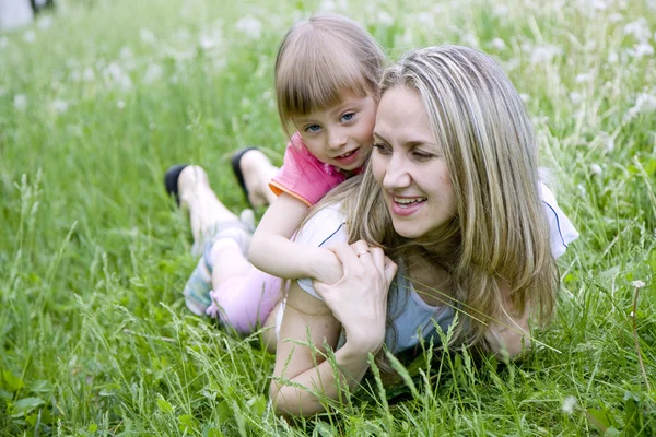 Mother and her daughter in the park on a sunny day — Stock Photo, Image