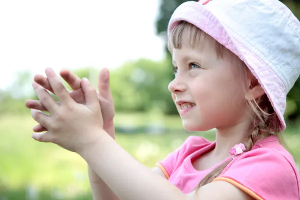 Portrait of little girl outdoor — Stock Photo, Image