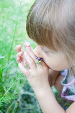 kırmızı bir Gül kokulu küçük kız