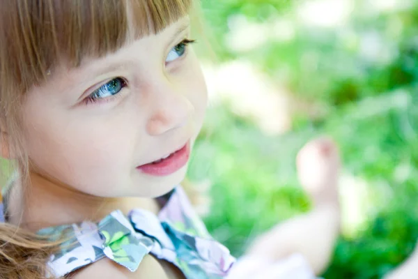 Aranyos kislány a réten tavasszal. — Stock Fotó