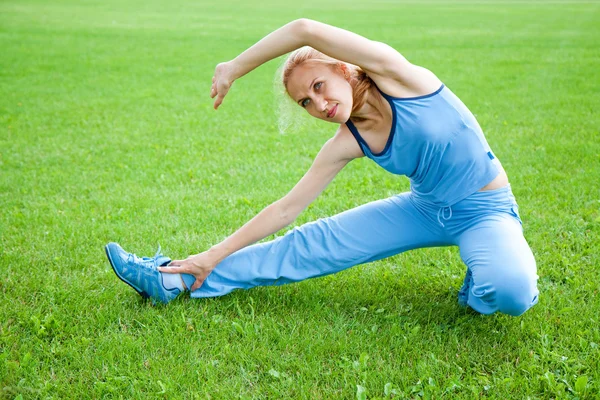 आकर्षक महिला फिटनेस और व्यायाम से पहले खिंचाव — स्टॉक फ़ोटो, इमेज