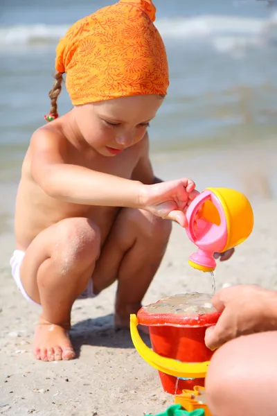 Χαριτωμένο κορίτσι που παίζουν με παιχνίδια στην παραλία σε τροπική παραλία — Φωτογραφία Αρχείου