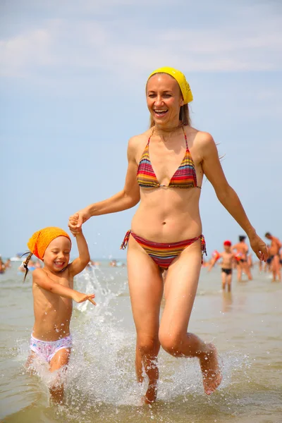 Junge Frau und ihre Tochter flohen ins Meer — Stockfoto