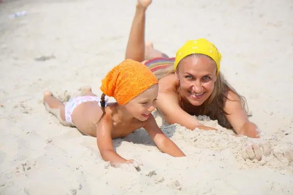 她的母亲在沙滩上的小女孩 — 图库照片