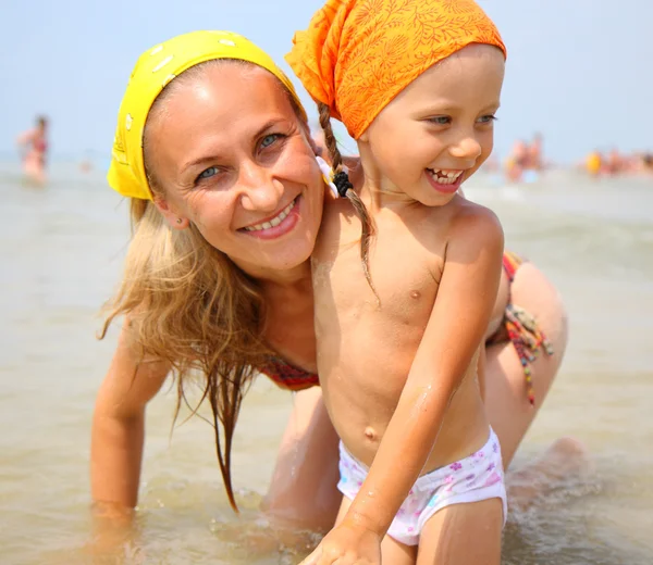 Μικρό κορίτσι με τη μητέρα της στην παραλία — Φωτογραφία Αρχείου