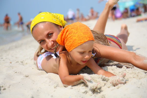 해변에서 그녀의 어머니와 가진 어린 소녀 — 스톡 사진