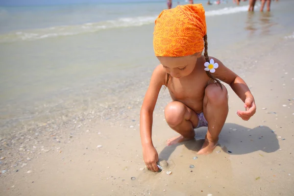 可爱的女孩在热带海滩上玩沙滩玩具 — 图库照片