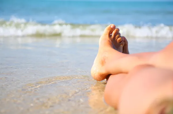 女人的腿在海滩上 — 图库照片