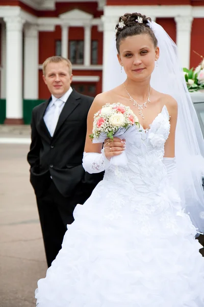 Pengantin pria dan wanita yang bahagia pada hari pernikahan — Stok Foto