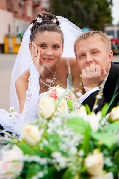 Feliz novia y novio en el día de la boda — Foto de Stock