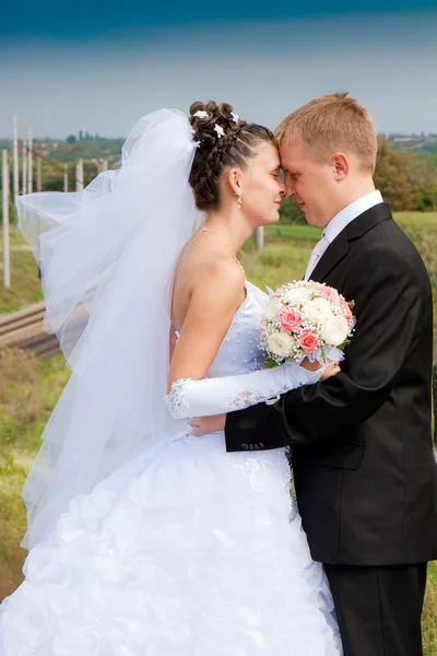 Ευτυχισμένη νύφη και γαμπρός την ημέρα του γάμου — Φωτογραφία Αρχείου