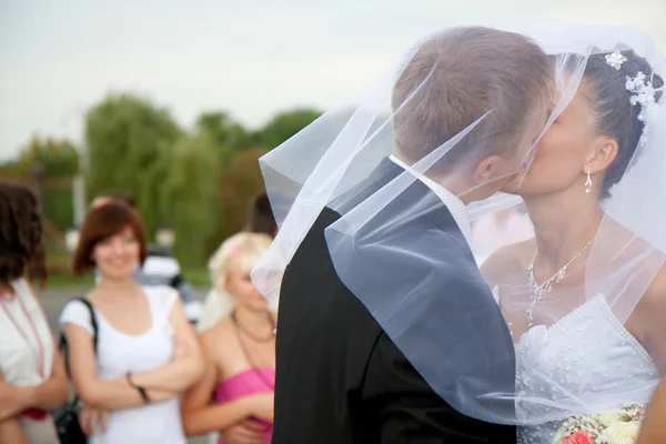 Boldog menyasszony és vőlegény az esküvő napján — Stock Fotó