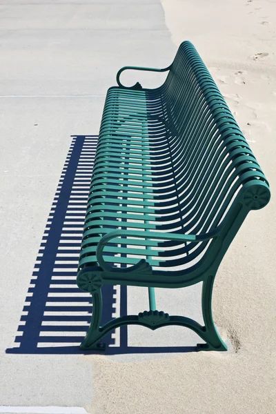 Скамейка у пляжа — стоковое фото