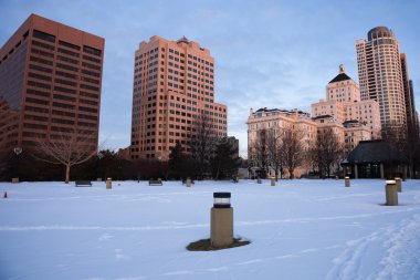 kış sabahı şehir merkezinde milwaukee