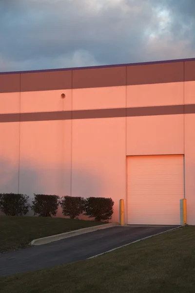 Amazing zonsondergang licht op de muren van magazijn — Stockfoto