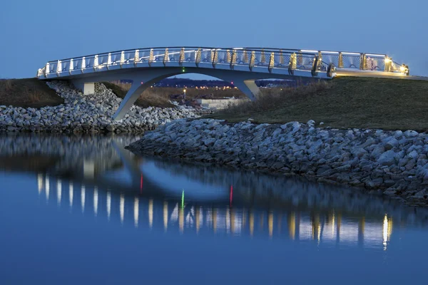 ミルウォーキーの湖岸で小さな橋 — ストック写真