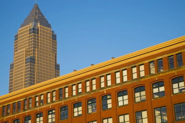 Antigo e novo - edifício colorido no centro da cidade de Cleveland — Fotografia de Stock