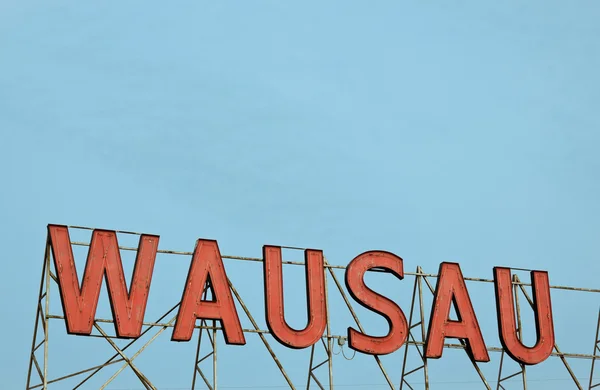 Wausau - röda skylten mot blå himmel — Stockfoto
