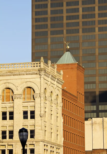 Edificios antiguos y nuevos en el centro de Louisville — Foto de Stock