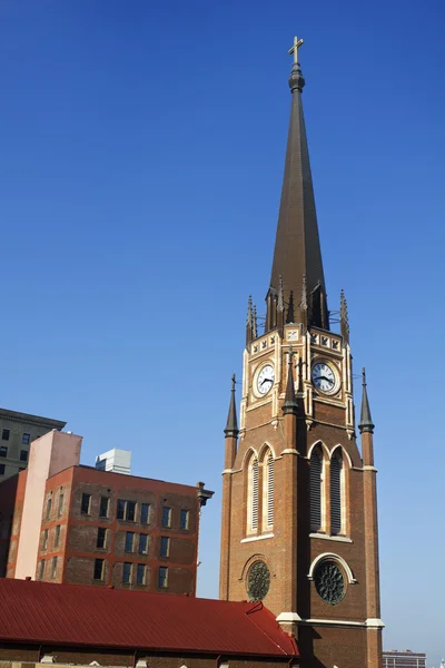Церковь с часовой башней — стоковое фото