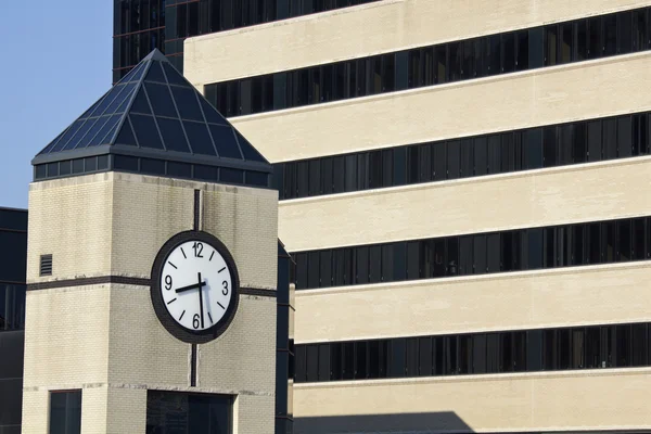 Часовая башня рядом с больницей — стоковое фото