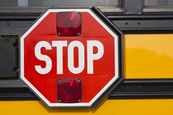 Panneau d'arrêt sur bus scolaire jaune — Photo