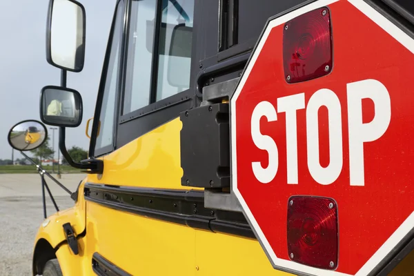 Señal de stop en autobús escolar amarillo — Foto de Stock